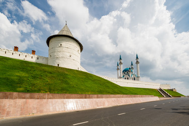 Панорамный вид на казанский кремль и мечеть кул шариф - gumbao