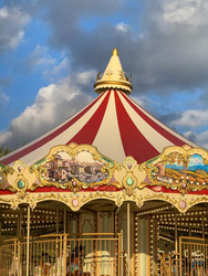 Beautiful vintage carousel roof with red and white stripes close-up. / Красивая крыша винтажной карусели в красно-белую полоску крупным планом - kitikat