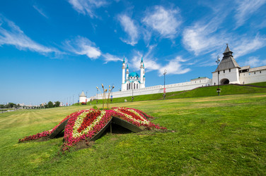 Панорамный вид на казанский кремль и мечеть кул шариф - gumbao