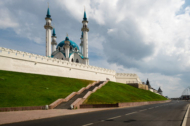 Панорамный вид на казанский кремль и мечеть кул шариф - gumbao