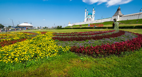Панорамный вид на казанский кремль и мечеть кул шариф - gumbao