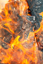 огненный фон интенсивного пламени с искрами и тлеющим углем - Derbis