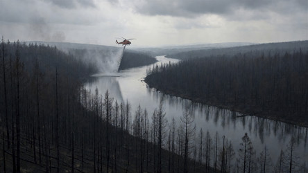 Вертолет сбрасывает воду на лесной пожар - Vvicca