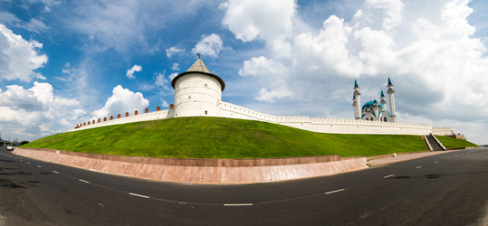 Панорамный вид на казанский кремль и мечеть кул шариф - gumbao
