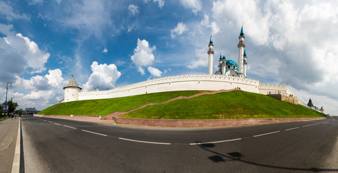 Панорамный вид на казанский кремль и мечеть кул шариф - gumbao