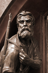 СКУЛЬПТУРА "ПАРТИЗАН" НА СТАНЦИИ МЕТРО "ЭЛЕКТРОЗАВОДСКАЯ", ГОРОД МОСКВА. SCULPTURE “PARTISAN” AT THE METRO STATION “ELEKTROZAVODSKAYA”, MOSCOW - ViatorArt