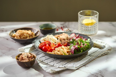 Полезный салат из тунца с белой фасолью, сыром фета, помидорами, редисом и зеленью на мраморном столе - Irrin0215