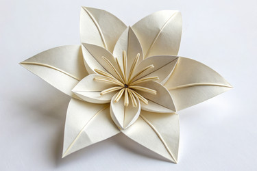 Нежный цветок оригами из белой бумаги на однотонном фоне Генеративный искусственный интеллект - RomanZ