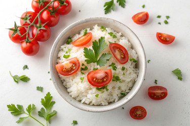 Миска со свежим рисом, посыпанная помидорами Черри и зеленью, - вкусное блюдо - RomanZ