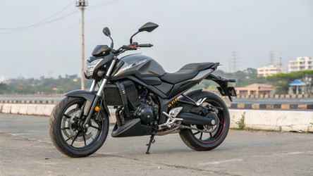 Bajaj Pluser в виде слева на открытой дороге в дневное время Генерирующий искусственный интеллект - RomanZ