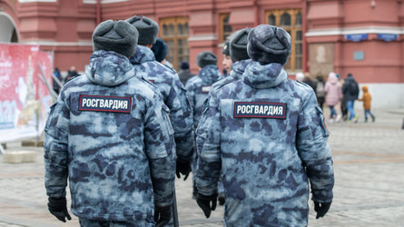 Холодная погода, группа офицеров в форме уходит от камеры, Москва, 16.08.2026 - AntonSAN