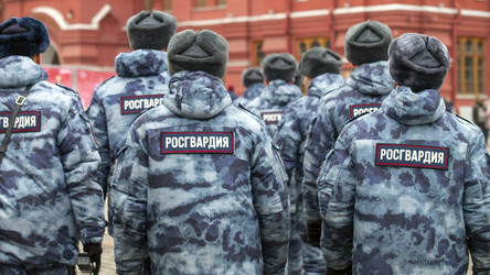 Сотрудники Российской гвардии в зимней одежде, крупным планом со спины. Отряд Росгвардии., Москва, 10 августа 2026 года - AntonSAN