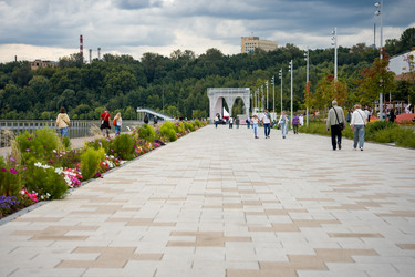 Москва, 29 августа 2026 года. Живописный вид на набережную вдоль Москвы-реки, в районе усадьбы Коломенское. После реконструкции и благоустройства набережная стала популярным местом для отдыха и прогулок среди местных жителей в летние дни - AntonSAN