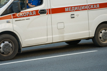 Москва, 20 августа 2026 года, белый фургон с красной маркировкой и текстом на кириллице - AntonSAN