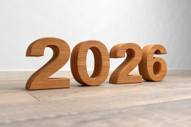 Деревянные цифры 2026, нанесенные на деревянный пол в простой обстановке - RomanZ
