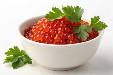 Вкуснейшая красная икра подается в белой миске с зеленью петрушки - RomanZ