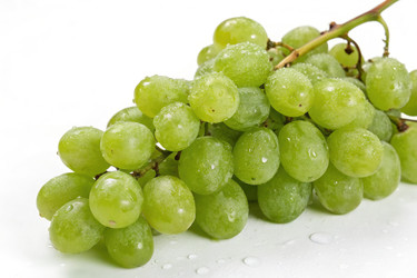 Гроздь свежего зеленого винограда, выделенная на белом фоне Генеративный ИИ - RomanZ
