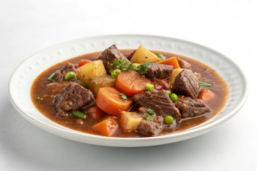 Вкусное рагу из говядины с овощами подается на белой тарелке генеративных АИ - RomanZ