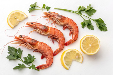 Приготовленные тигровые креветки с дольками лимона для любителей морепродуктов Generative AI - RomanZ