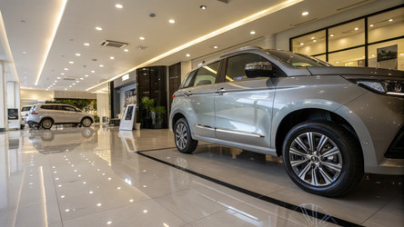 Роскошный автосалон, демонстрирующий элегантный автомобиль Bajaj в современной обстановке с использованием генеративного искусственного интеллекта - RomanZ