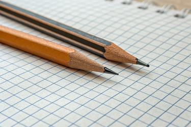 Карандаши, лежащие на миллиметровой бумаге с четкой разметкой сетки, Генерируют искусственный интеллект - RomanZ