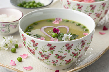 Вкусный Зеленый Суп Подается в элегантной цветочной миске Со Свежими Гарнирами - RomanZ