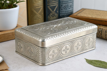 Серебристая металлическая шкатулка с рельефным рисунком на декоративном столике Generative AI - RomanZ