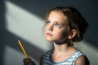 Молодая девушка с голубыми глазами Держит карандаш в задумчивой позе Генеративного ИИ - RomanZ