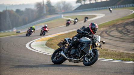 Байки Buell Super Cruiser, мчащиеся по извилистой трассе с генеративным искусственным интеллектом - RomanZ