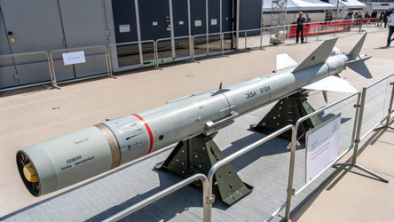 Ракета "Корнет", представленная на военной выставке, Вид сбоку на генеративный искусственный интеллект - RomanZ
