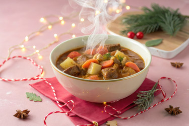 Теплое рагу с овощами и мясом, подаваемое зимой в уютной обстановке - RomanZ