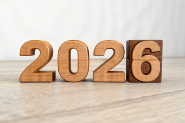 Деревянные цифры обозначают 2026 год на светлой деревянной поверхности - RomanZ
