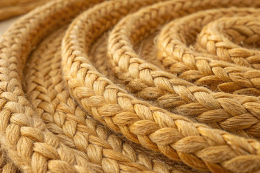 Крупный план плетеной веревки из натурального волокна с круговыми узорами - RomanZ