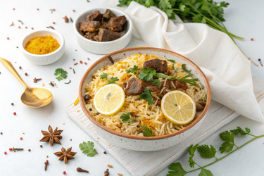 Бирьяни из говядины с лимоном и петрушкой на белом фоне - RomanZ