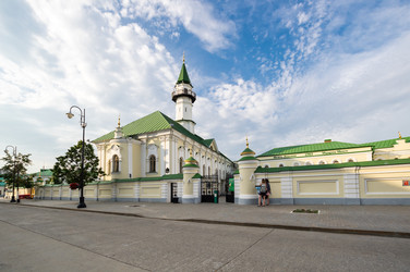Вид на мечеть в историческом центре Казани - gumbao