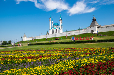 Панорамный вид на казанский кремль и мечеть кул шариф - gumbao