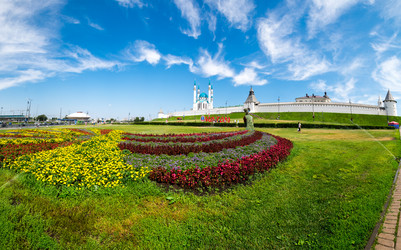Панорамный вид на казанский кремль и мечеть кул шариф - gumbao