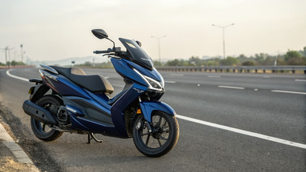 Скутер Honda PCX, припаркованный на тихой дороге на закате, порождает искусственный интеллект - RomanZ