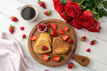 Вкусные блинчики в форме сердца с клубникой и розами - RomanZ