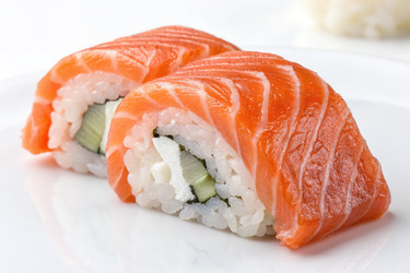 Вкусный суши-ролл с лососем, изображенный на белом фоне Генеративным ИИ - RomanZ