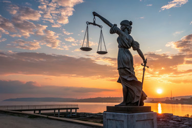 Статуя Леди Правосудия на закате возле Спокойной воды Порождающего ИИ - RomanZ