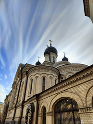 Купола церкви в Санкт-Петербурге на фоне облачного неба - SBender
