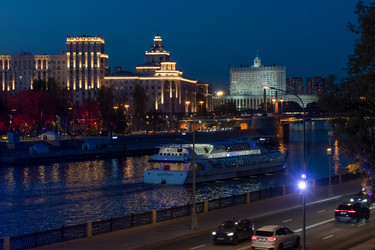 Вид на Бородинский мост, Бережковскую набережную и Белый дом (Правительство Российской Федерации). Москва-река осенним вечером - kostya6969