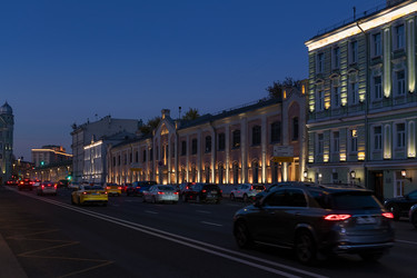 Ночной вид на улицу Моховая и автомобильное движение. Москва - kostya6969