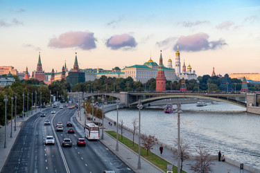 Вид на Кремль и Пречистенскую набережную от храма Христа Спасителя осенним вечером. Москва - kostya6969