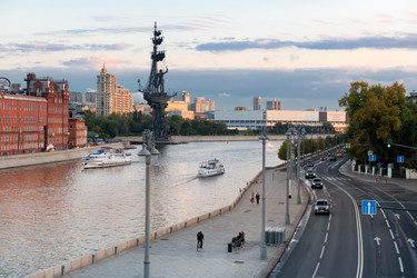 Вид на Пречистенскую набережную, пассажирские теплоходы на Москве-реке, кондитерскую фабрику "Красный октябрь", и памятник Петру Первому с Патриаршего моста - kostya6969