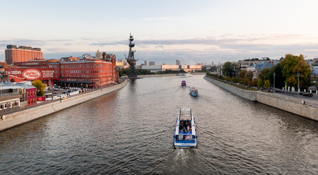 Вид на пассажирские теплоходы на Москве-реке, кондитерскую фабрику "Красный октябрь", и памятник Петру Первому с Патриаршего моста - kostya6969
