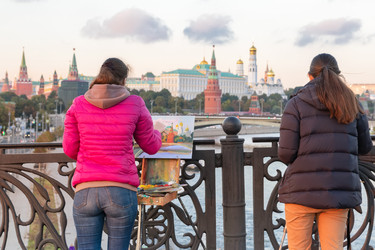 Девушки художницы рисуют Московский Кремль с Патриаршегом моста осенним вечером. Москва - kostya6969