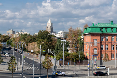 Вид на Новокрымский проезд и здание Министерства иностранных дел в Москве с Крымского моста осенним днем. Москва - kostya6969
