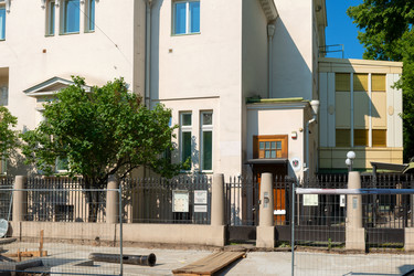Ремонт тротуара. Огороженная территория для выполнения комплекса дорожных работ перед посольством Австрийской Республики. Староконюшенный переулок, Москва - kostya6969